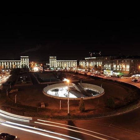 Квартира Около Станции Метро С Балконами Yerevan Bagian luar foto