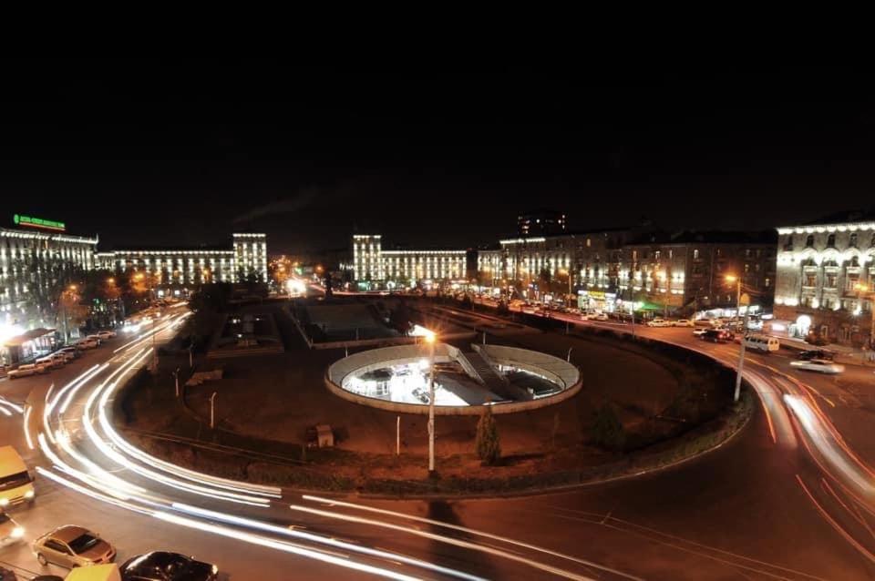 Квартира Около Станции Метро С Балконами Yerevan Bagian luar foto