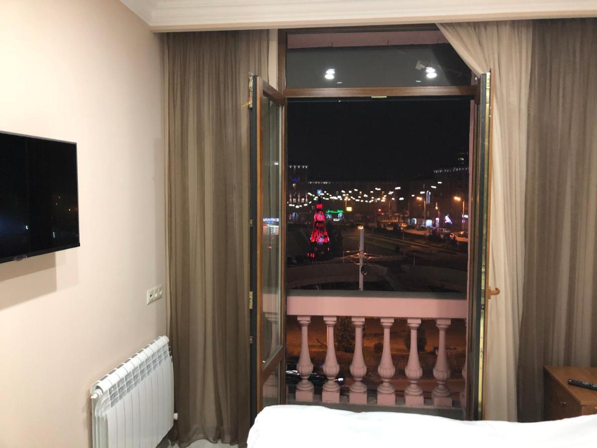 Квартира Около Станции Метро С Балконами Yerevan Bagian luar foto