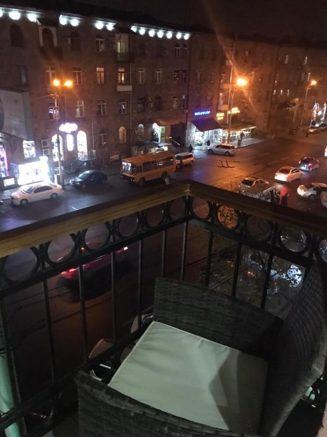 Квартира Около Станции Метро С Балконами Yerevan Bagian luar foto